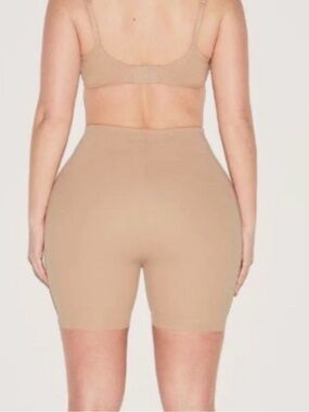 NWT - SKIMS BODY BUTT AND HIP ENHANCING
MID THIGH SHORT I CLAY Size S